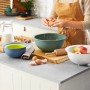 Rotho Schüssel-/Sieb-Set Caruba, 4-teilig in Mehrfarbig. Küchenhelfer zum Backen und Kochen.