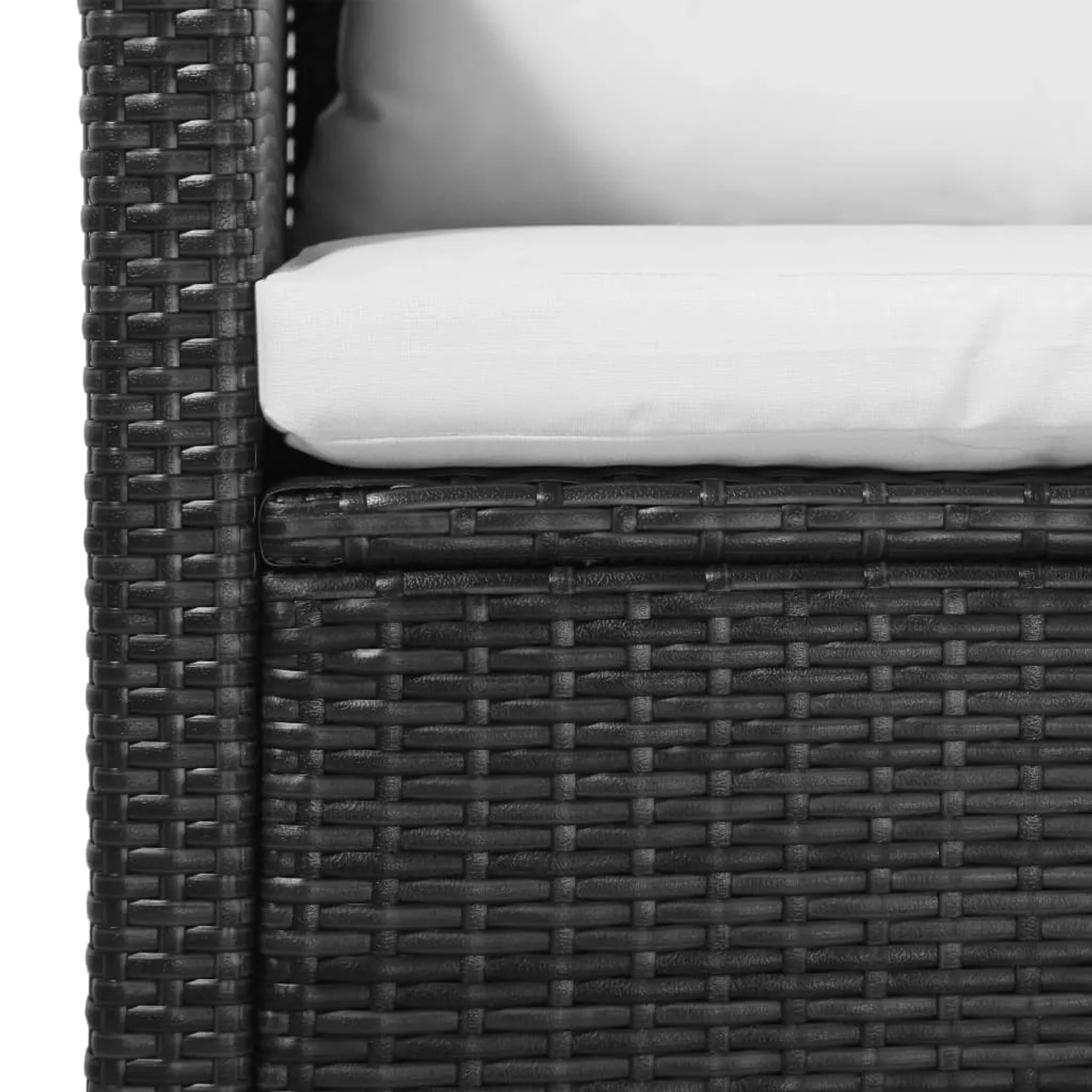 Detailaufnahme: Schwarzes Poly Rattan Gartenmöbel-Set mit cremeweißen Auflagen.
