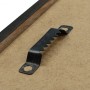 Detailansicht der Aufhängung des silbernen WANDStyle Galerierahmens für 3 Bilder.