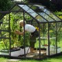 Schwarzes Vitavia Gewächshaus Venus 3800 mit Frau beim Gärtnern. Ideal für Kräuter, Obst und Gemüse.