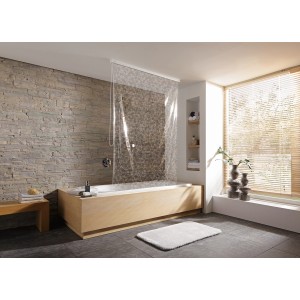 Kleine Wolke Duschrollo Clear 128x240 cm in einem modernen Badezimmer mit Badewanne.