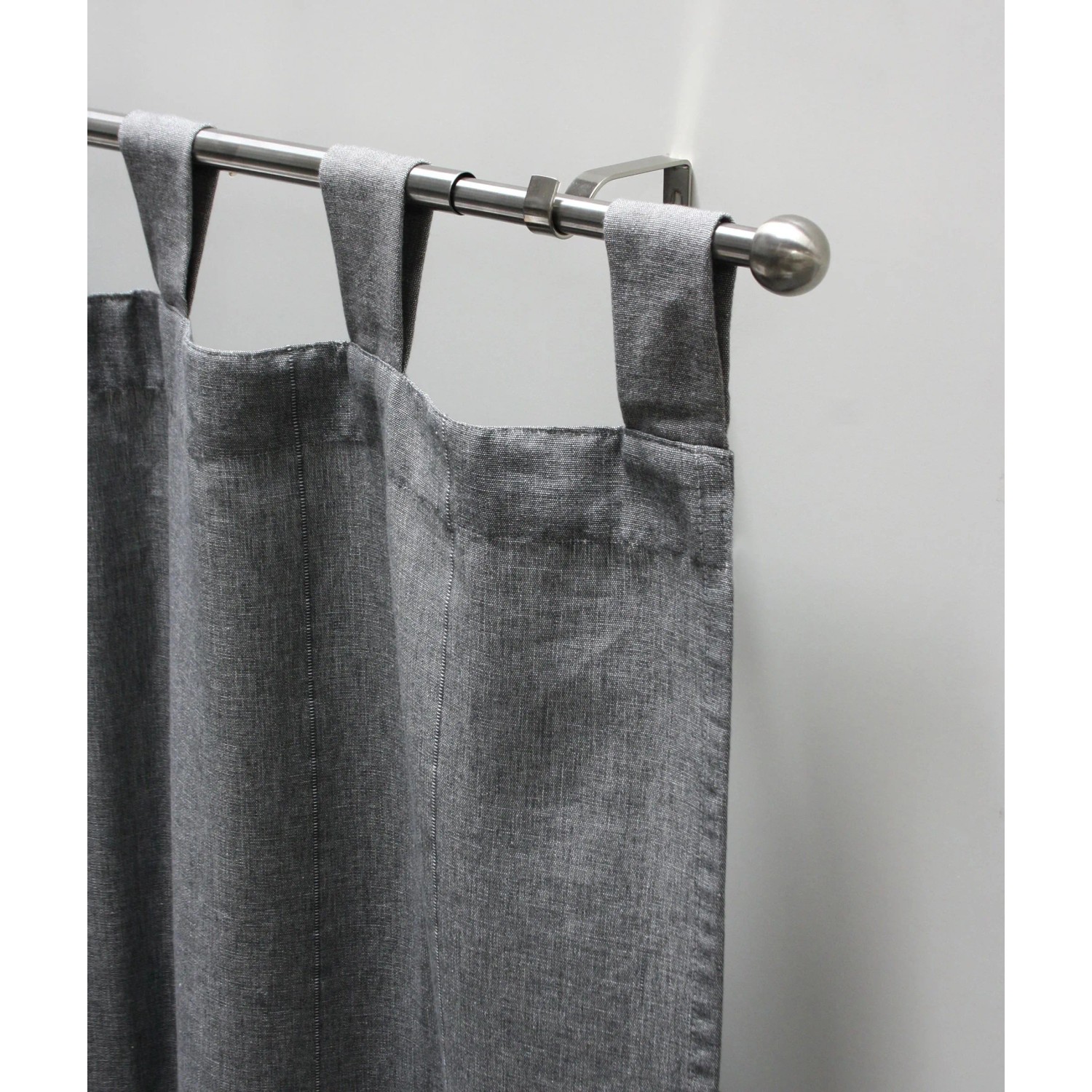 Gardinia Gardinenstangen-Set Kos Edelstahl, ausziehbar mit grauer Gardine.
