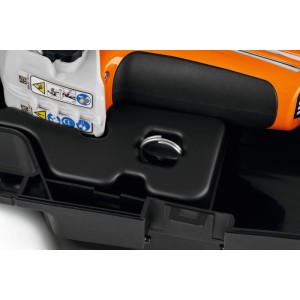 Stihl Akku-Gehölzschneider GTA 40 im Koffer. Orange-schwarzes Gehäuse, weißes Batteriefach, silberner Ring.