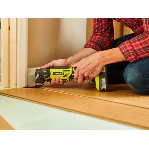 Ryobi Akku-Multitool One+ R18MT-0 im Einsatz beim Kürzen von Laminat. Verstellbarer Kopf.