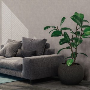 Moderne, hellgraue Vliestapete in Betonoptik im Wohnzimmer mit Sofa und Pflanze.