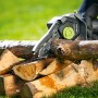 LUX-TOOLS Akku-Astsäge A-EAS-20/154 beim Sägen von Holz, Akku-Kettensäge für Gartenarbeiten.