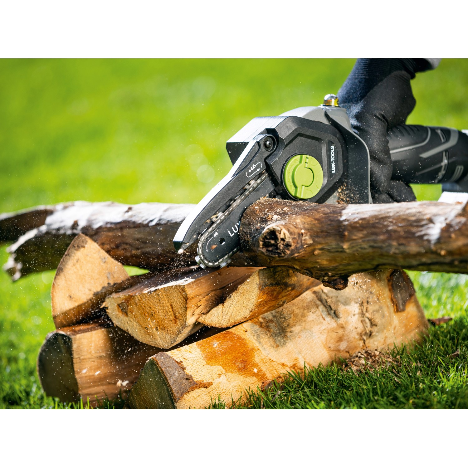 LUX-TOOLS Akku-Astsäge A-EAS-20/154 beim Sägen von Holz, Akku-Kettensäge für Gartenarbeiten.
