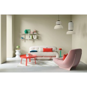 Alpina Innenfarbe Pantone Bone White an Wohnzimmerwänden. Matte Elfenbein-Wandfarbe für helle, ruhige Raumgestaltung.