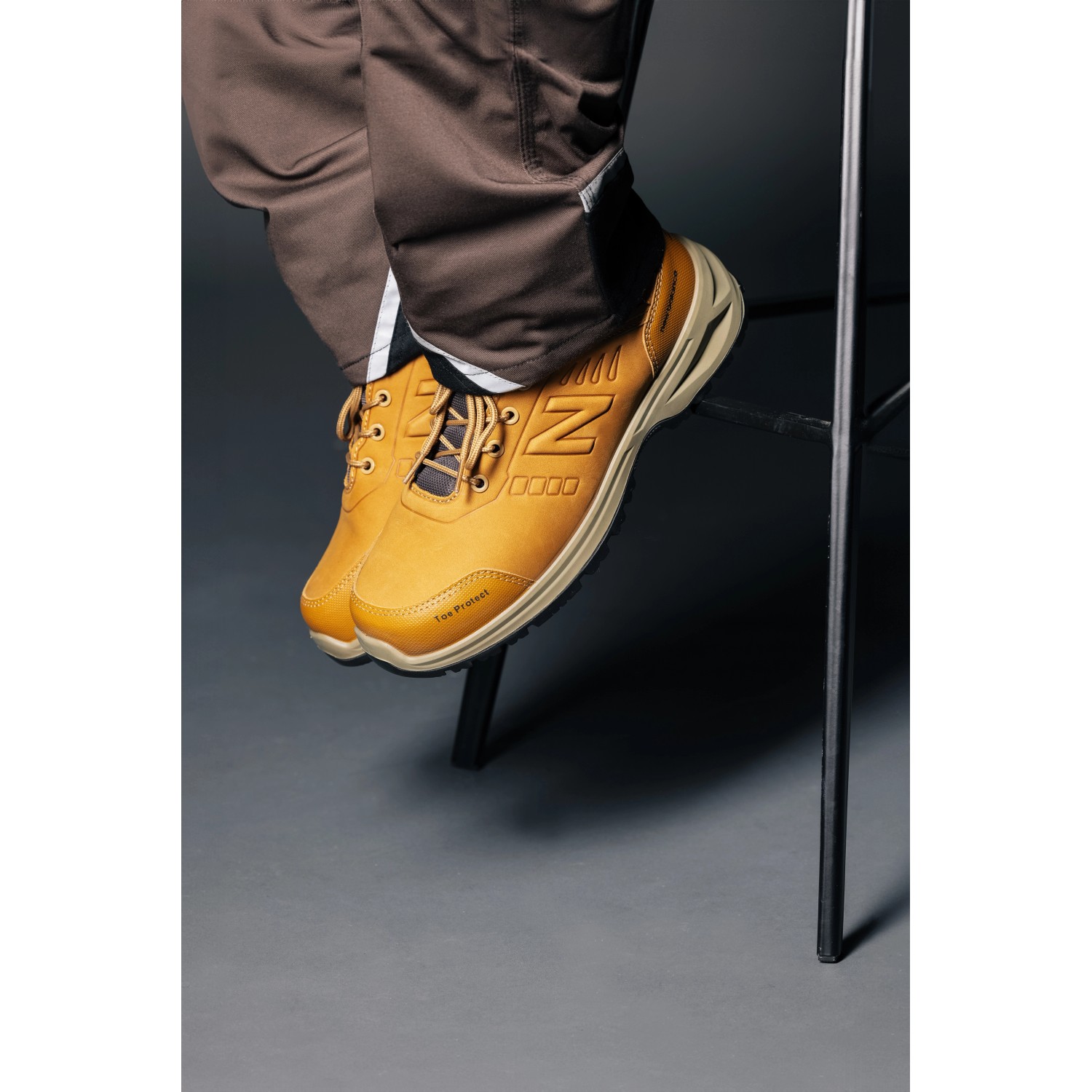 New Balance Sicherheitsstiefel Calibre S3L in Wheat, Größe 40, mit braunen Schnürsenkeln und seitlichem "N" Logo.