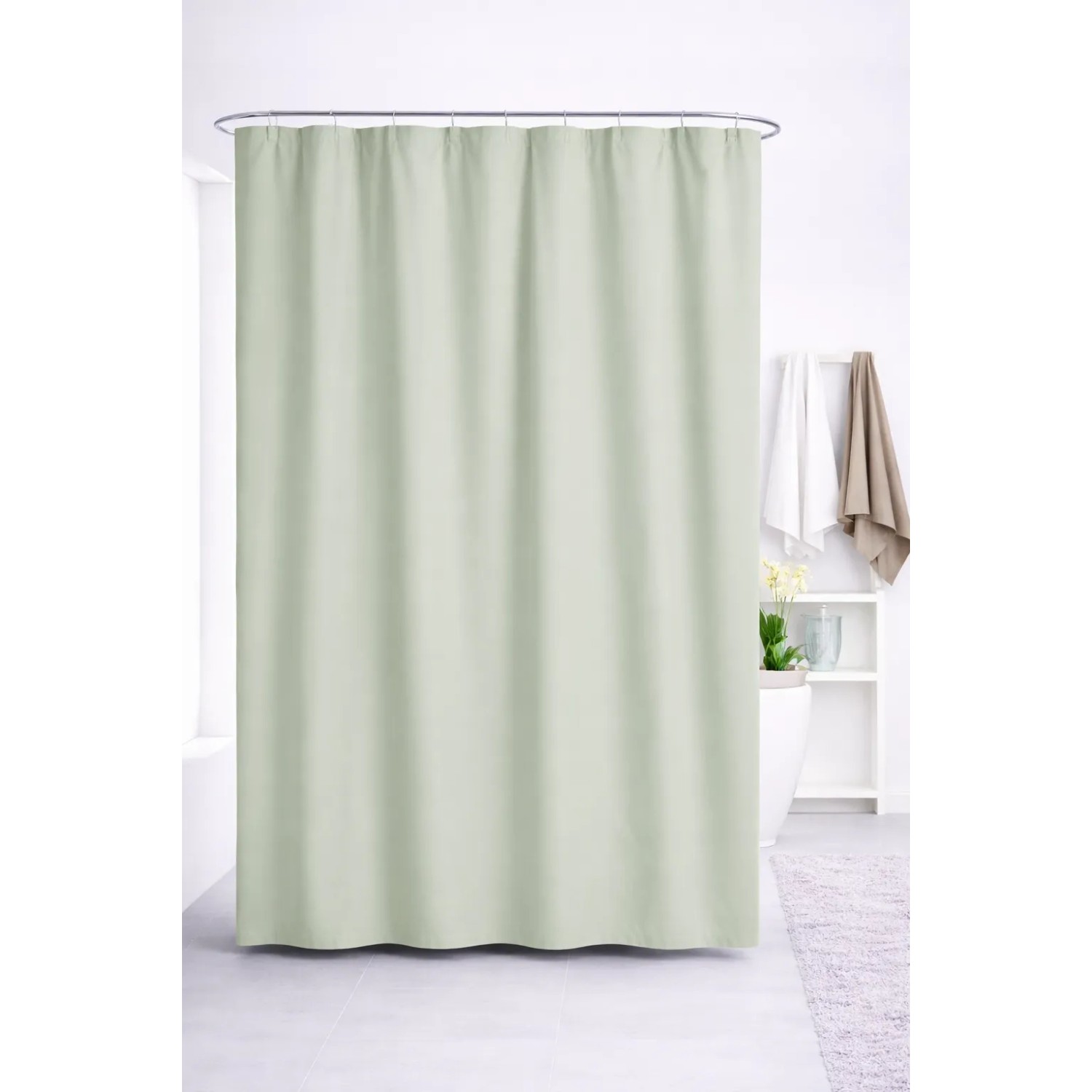 Heller, einfarbiger Euroshowers Duschvorhang mit Ringen und Metallösen im Badezimmer.