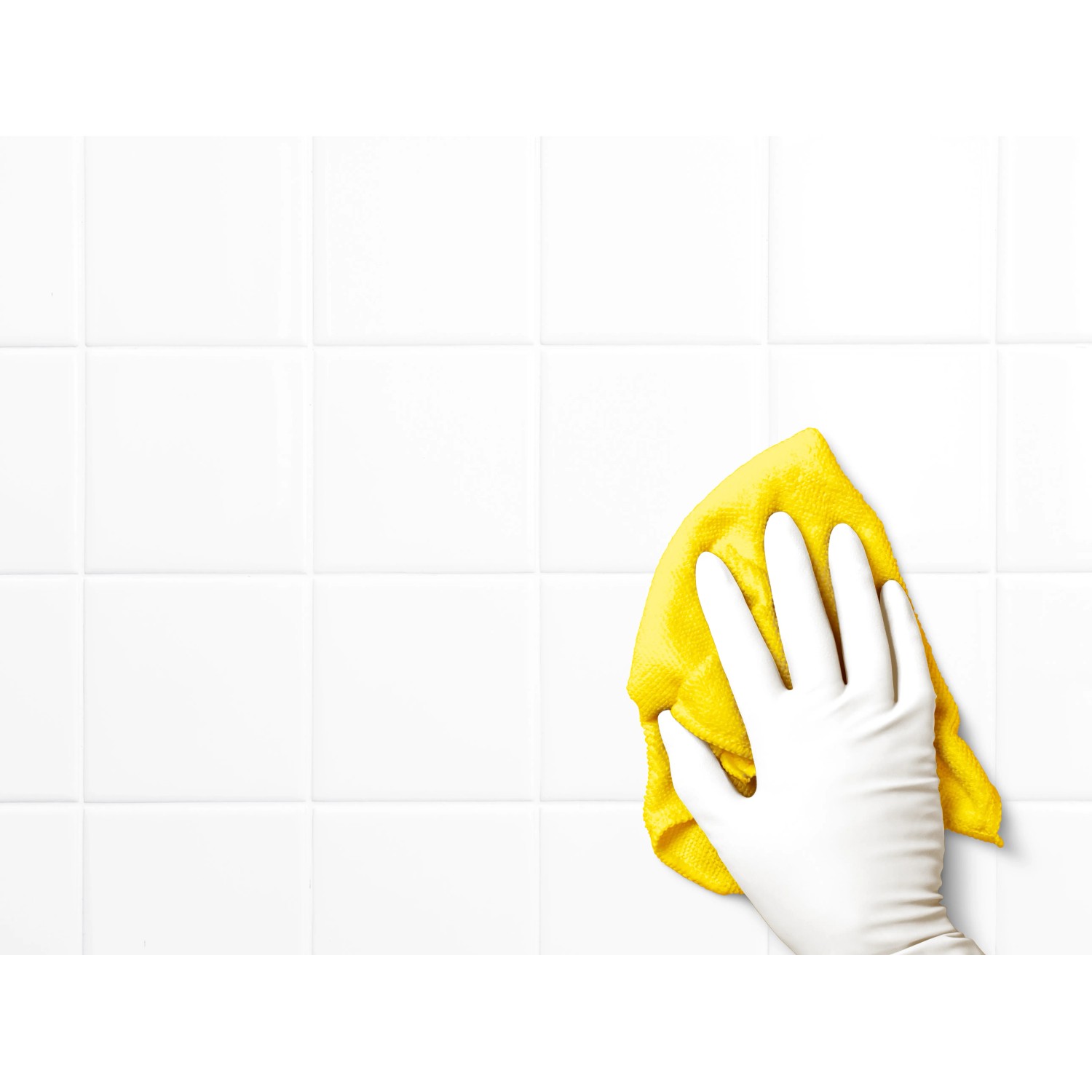 Hand mit weißem, latexfreiem Einmalhandschuh reinigt weiße Fliesen mit gelbem Tuch.
