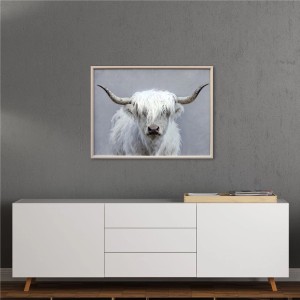 Leinwandbild Fluffy Longhorn, weißes zotteliges Rind mit Hörnern, gerahmt an grauer Wand. Wohnaccessoire.