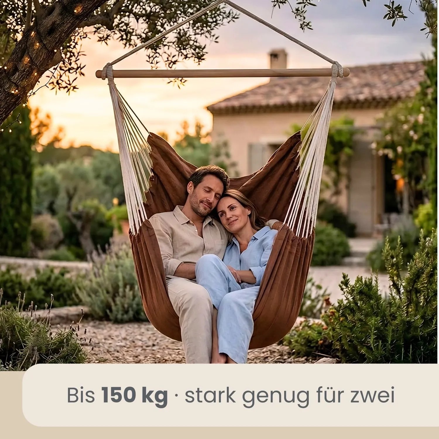 Brauner AMANKA Hängesessel mit Paar im Garten bei Sonnenuntergang. Belastbar bis 150 kg für zwei Personen.