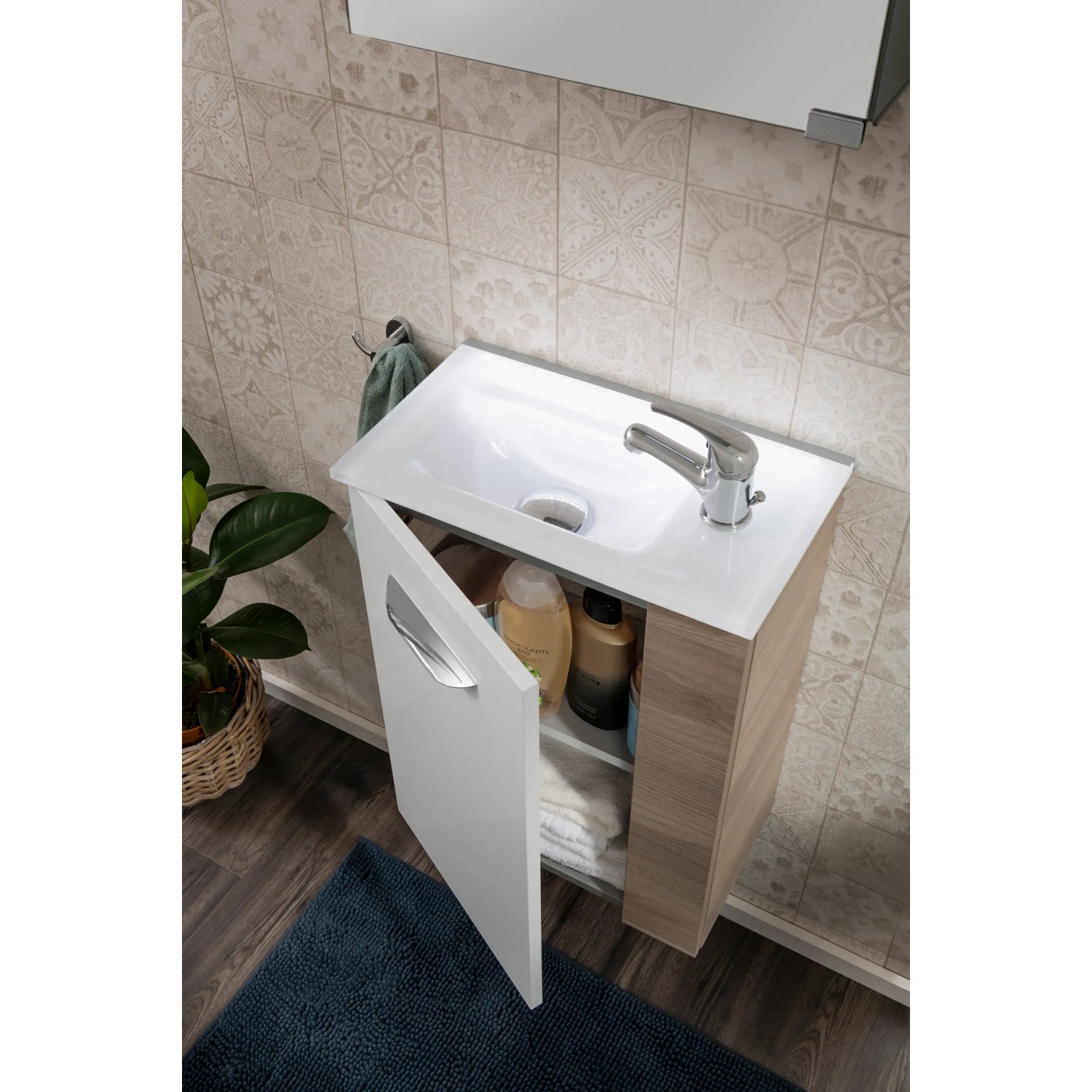Fackelmann Waschbeckenunterschrank SBC Steinesche, 44 cm breit, mit geöffneter Tür und Stauraum.