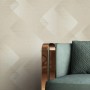 Beige Vliestapete Donato mit modernem, strukturiertem Grafikmuster. Geometrische Formen, leichter Glanz.