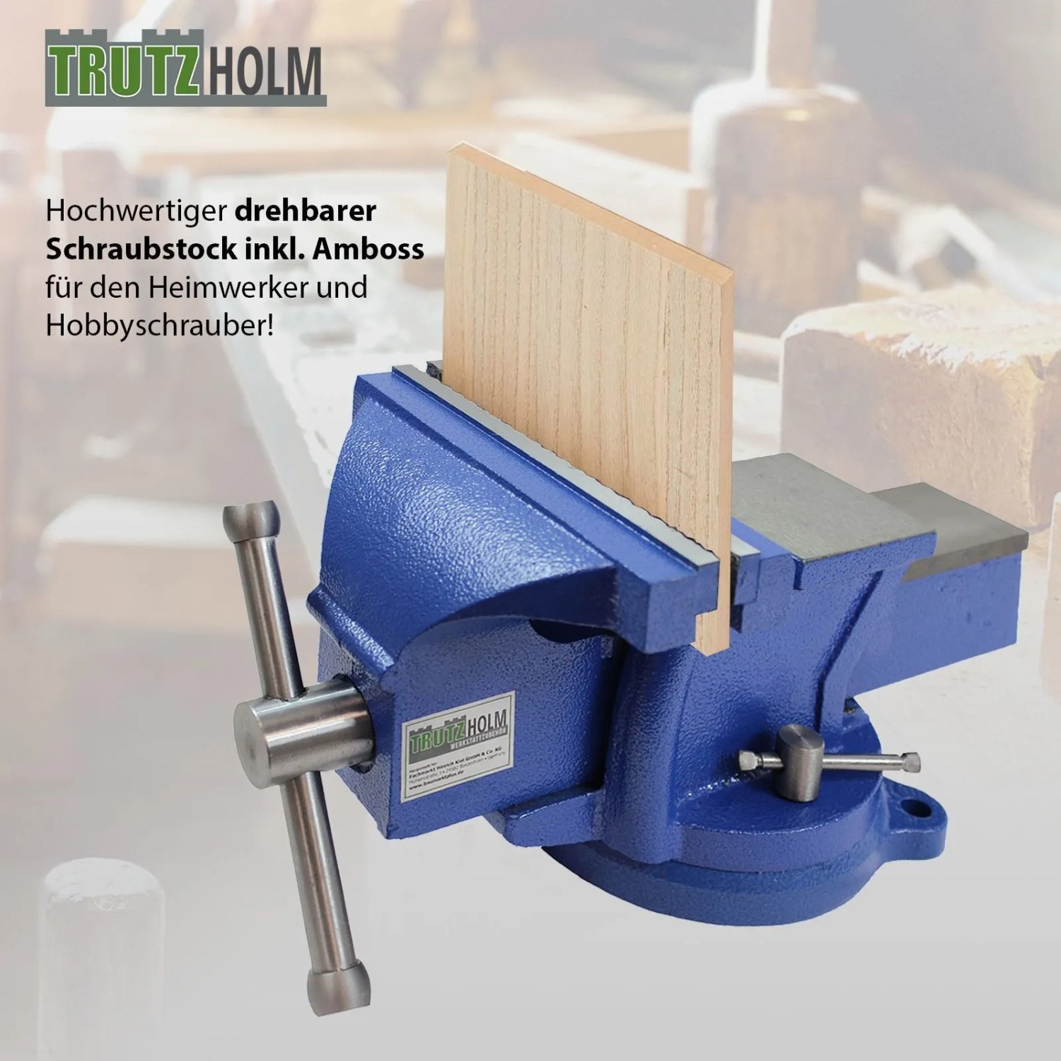 Blauer TRUTZHOLM Schraubstock, 200mm, drehbar mit Amboss und eingespanntem Holzstück.