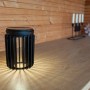 Schwarze Lutec Solar-Tischleuchte Kozy mit Gitterstruktur für gemütliches Licht im Garten.