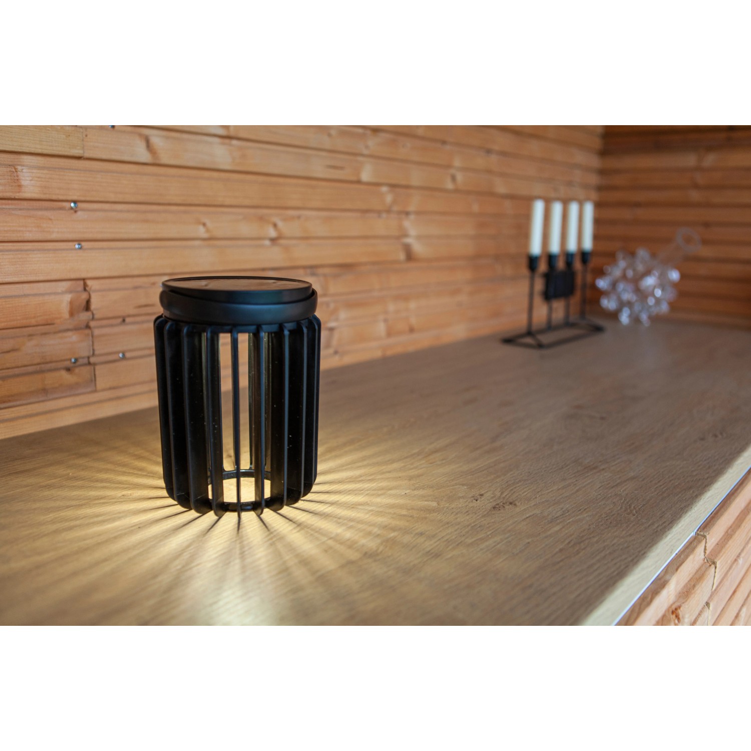 Schwarze Lutec Solar-Tischleuchte Kozy mit Gitterstruktur für gemütliches Licht im Garten.