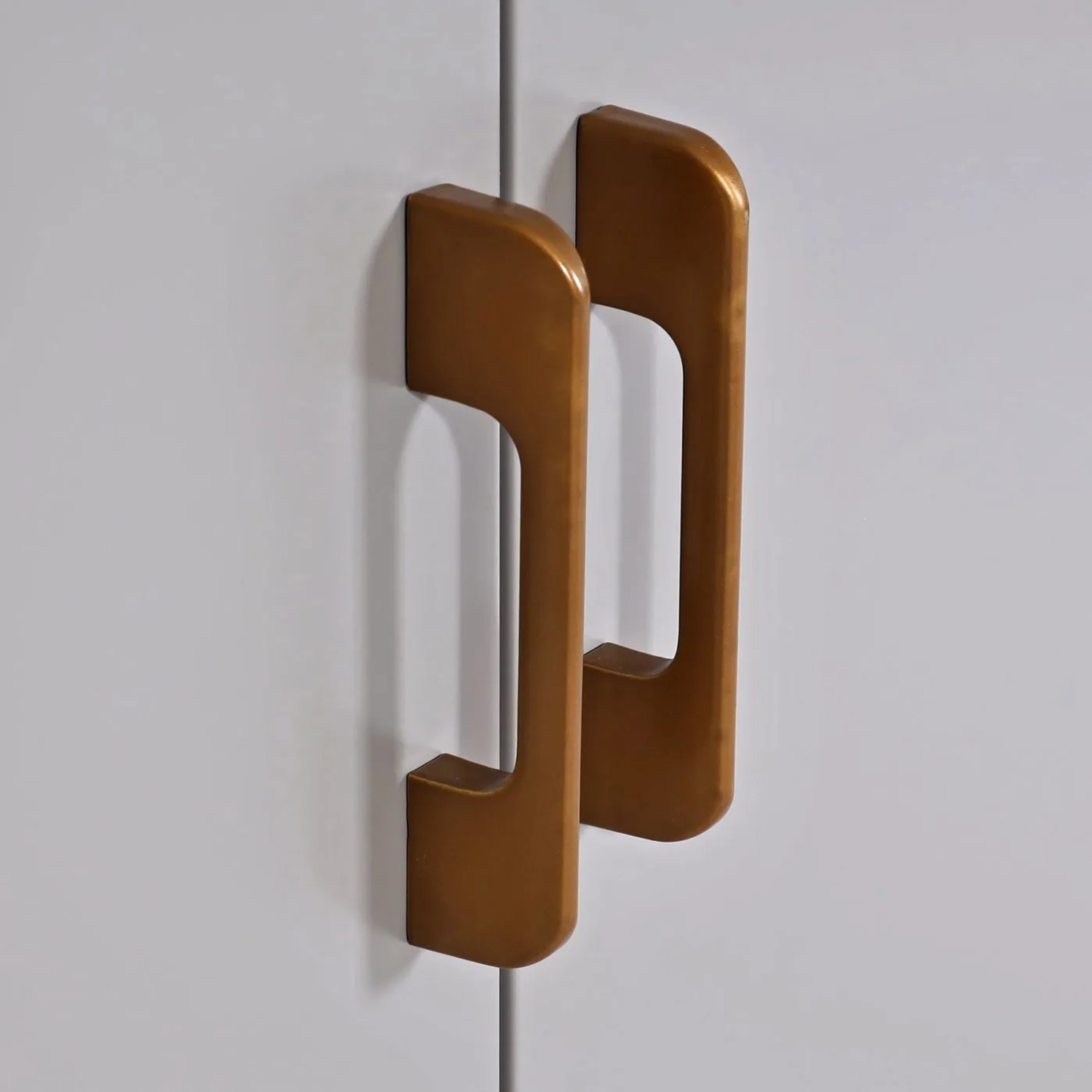 Detailaufnahme: Graue MCW Kommode L84-3 mit bronzefarbenen Griffen.