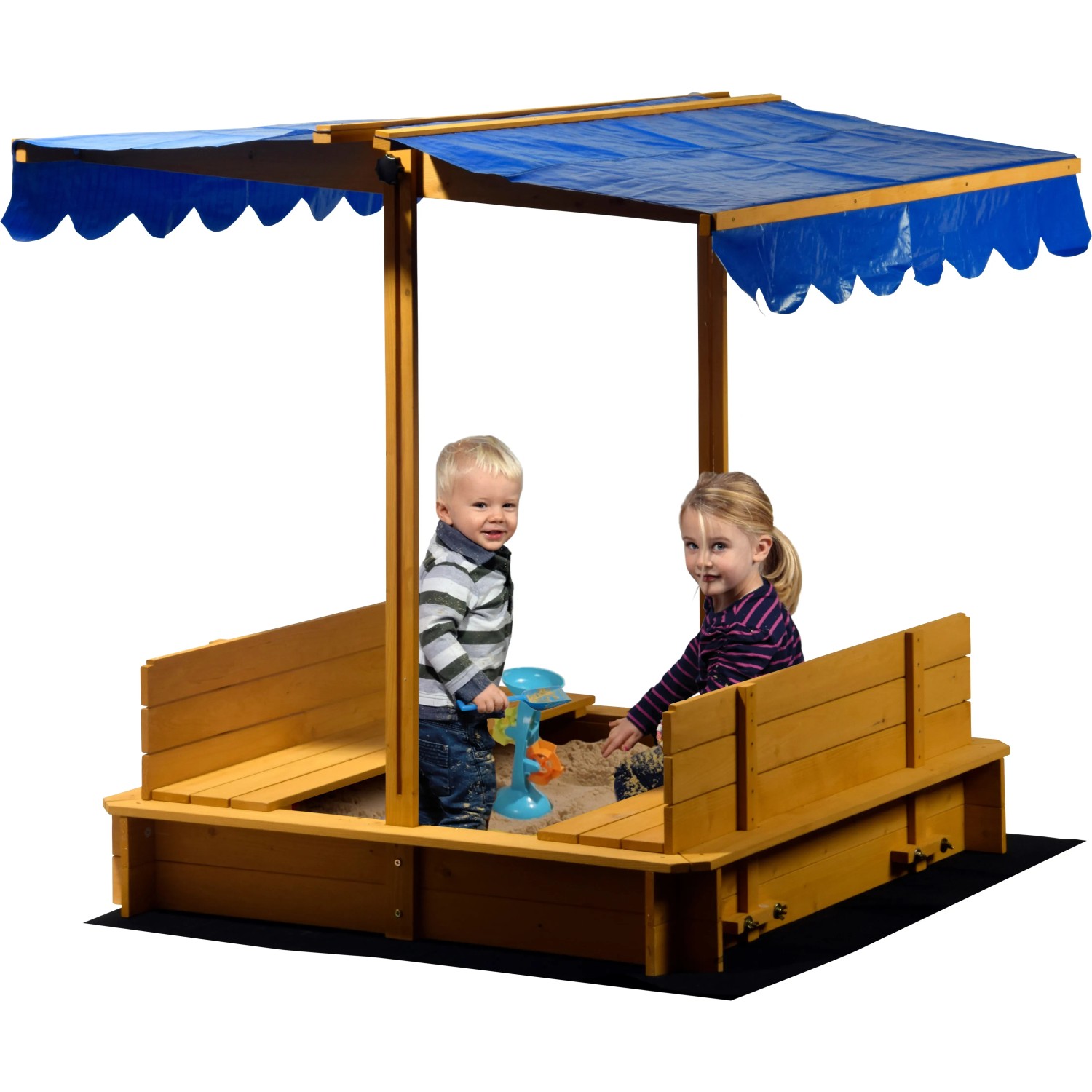 Dobar Sandkasten mit blauem, schwenkbarem Dach und zwei Kindern beim Spielen im Sand.