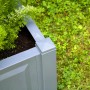 Detailansicht: Grauer KHW Pflanzkasten mit Spalier und Bepflanzung.