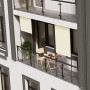 Beige Juskys Senkrechtmarkise Barbados 120x310 cm am Balkon mit Tisch und Stuhl.
