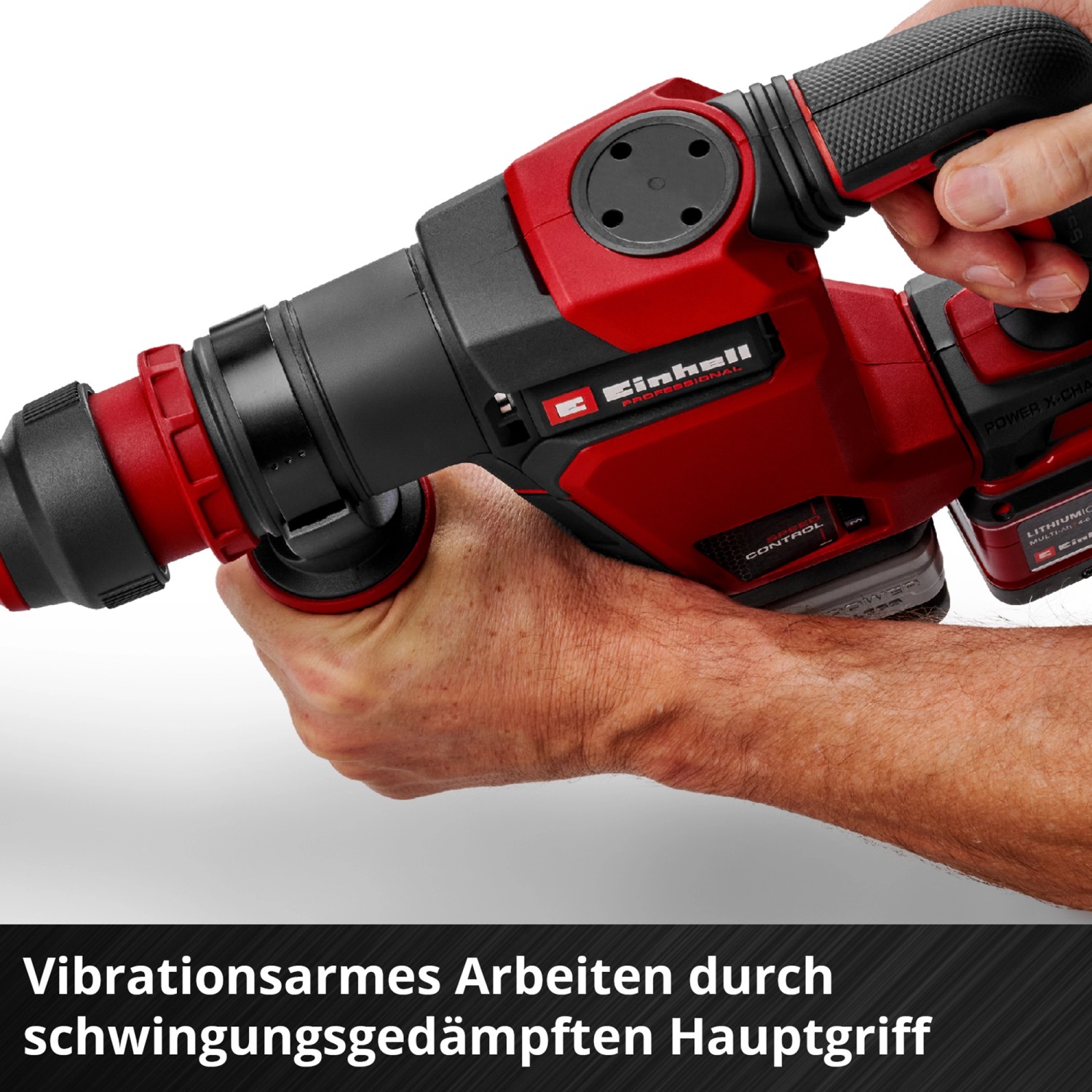 Einhell Akku-Abbruchhammer TP-DH 18/4 in Rot-Schwarz, gehalten in der Hand.