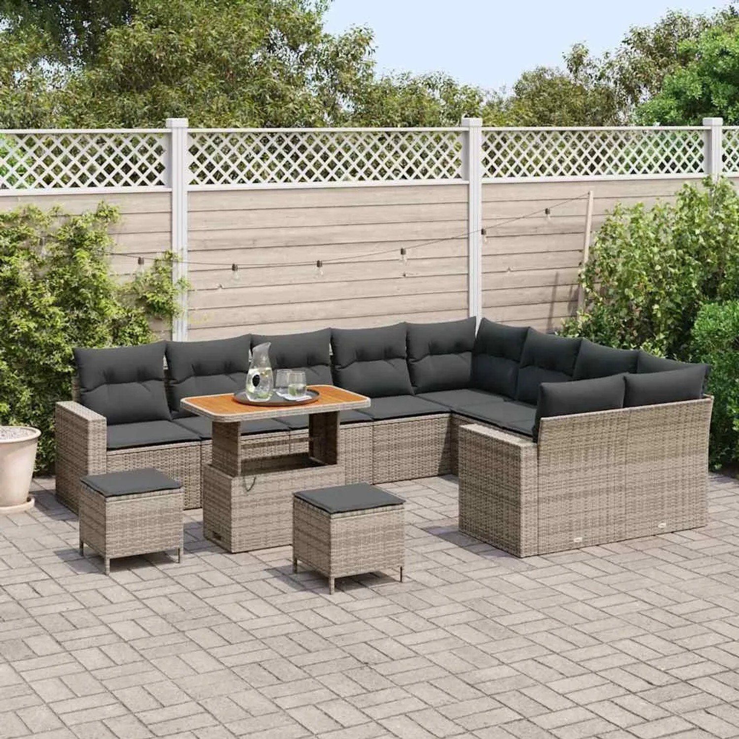 Graues 12-tlg. vidaXL Garten-Sofa-Set aus Poly Rattan mit Tisch und Hockern für Terrasse und Garten.
