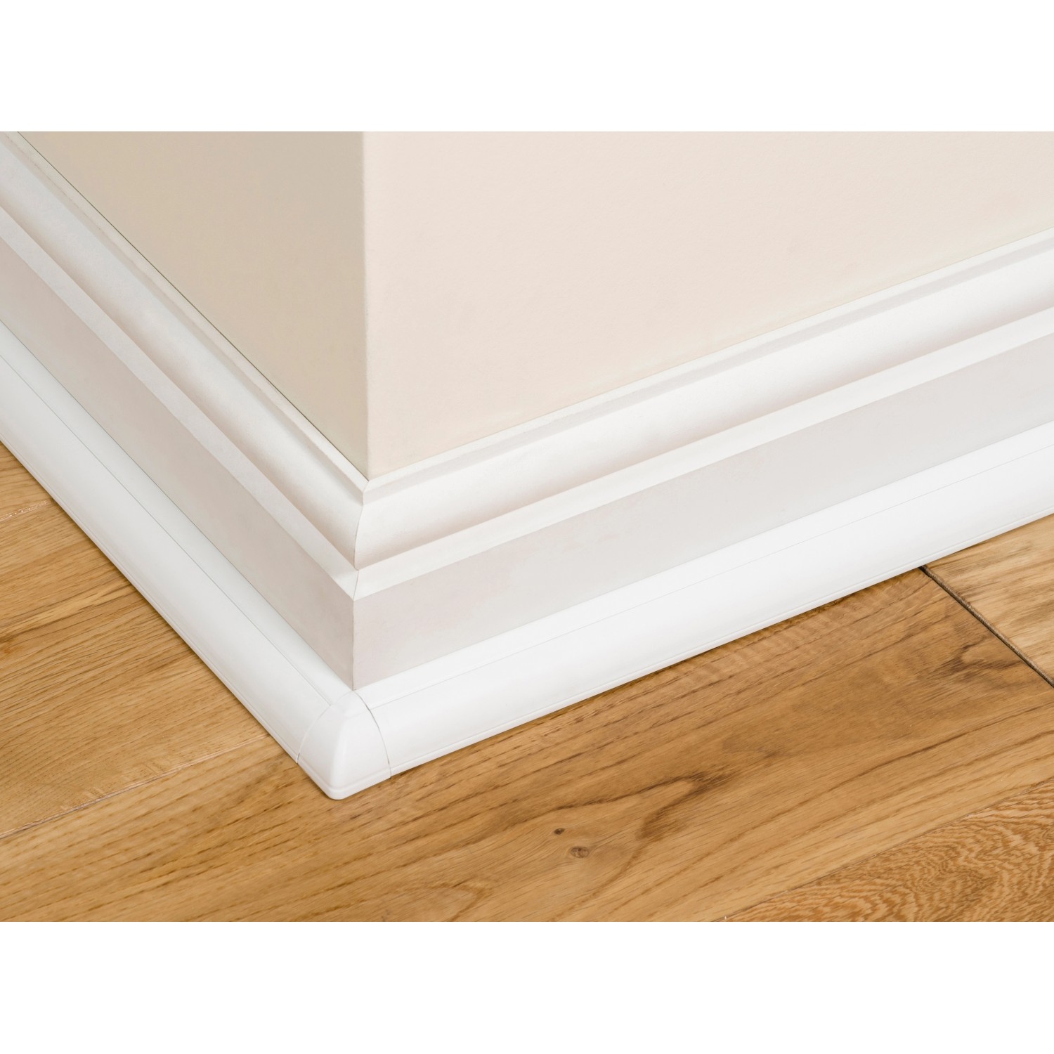 Weißer D-Line Kabelkanal (22x22 mm) an Wand und Bodenleiste montiert.