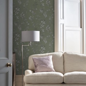 Laura Ashley Vliestapete Elderwood Sage mit floralem Muster in Salbeigrün im Wohnraum.