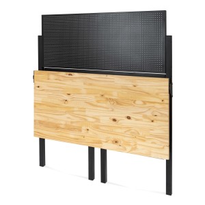 Zusammengeklappte rikta Klappwerkbank mit Lochwand und Holzplatte.