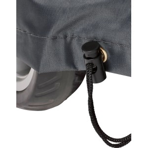 Detailaufnahme: Graue Jamestown Grill Schutzhülle mit Kordelzug am Grill.