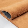 Orangefarbener Floornovo Hochflorteppich (340x240 cm), gerollt, mit rutschfester Unterseite.