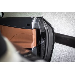 Terrasoft Rammschutz schwarz schützt Autotür vor Wandkontakt in Garage.