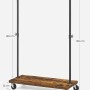 Songmics Kleiderständer Dalson mit Rollen, Ablage in Braun-Schwarz. Moderner Herrendiener im Industrie-Design.