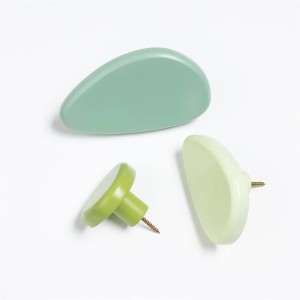 Terra Home Wandhaken Set, 3 grüne Garderobenhaken aus Holz im skandinavischen Design.