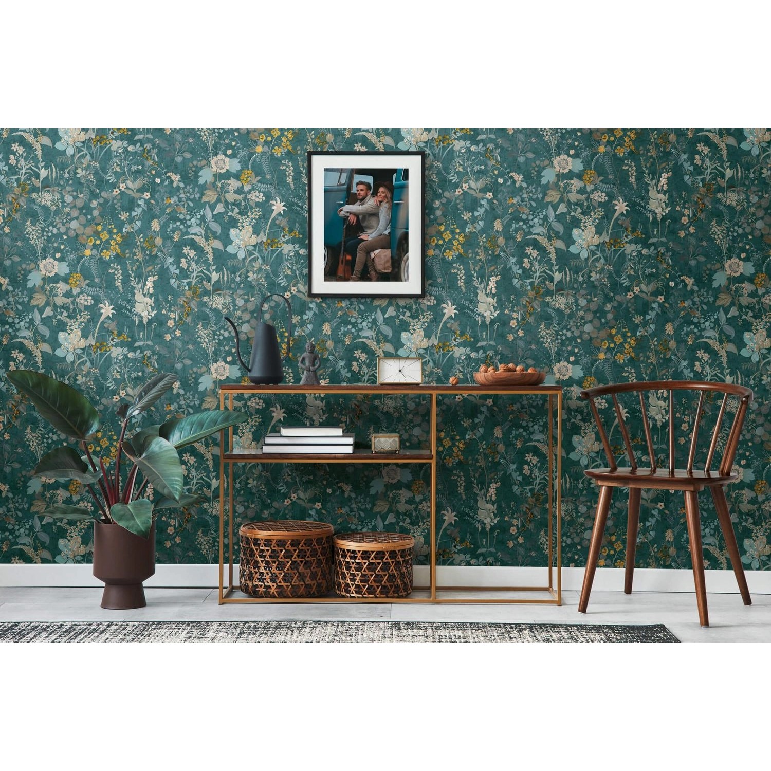 Blau-petrolfarbene Blumen Tapete PROFHOME 388253-GU mit floralem Muster im Landhausstil.