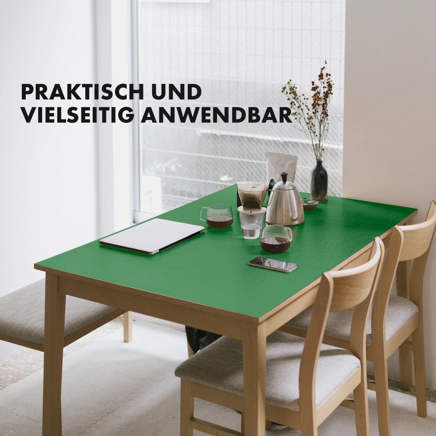 Grüne KARAT Tischfolie Empire (80x65cm) mit abgeschrägter Kante auf Esstisch mit Deko.