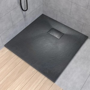 Schwarze quadratische Duschwanne VIDAR in Steinoptik mit integriertem Ablauf in modernem Badambiente.