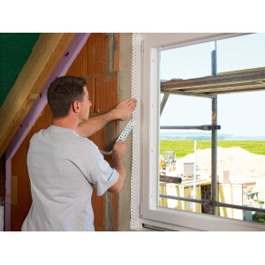 Anwendung von Siga Fentrim 20 Klebeband am Fensterrahmen für luftdichte Dämmung.