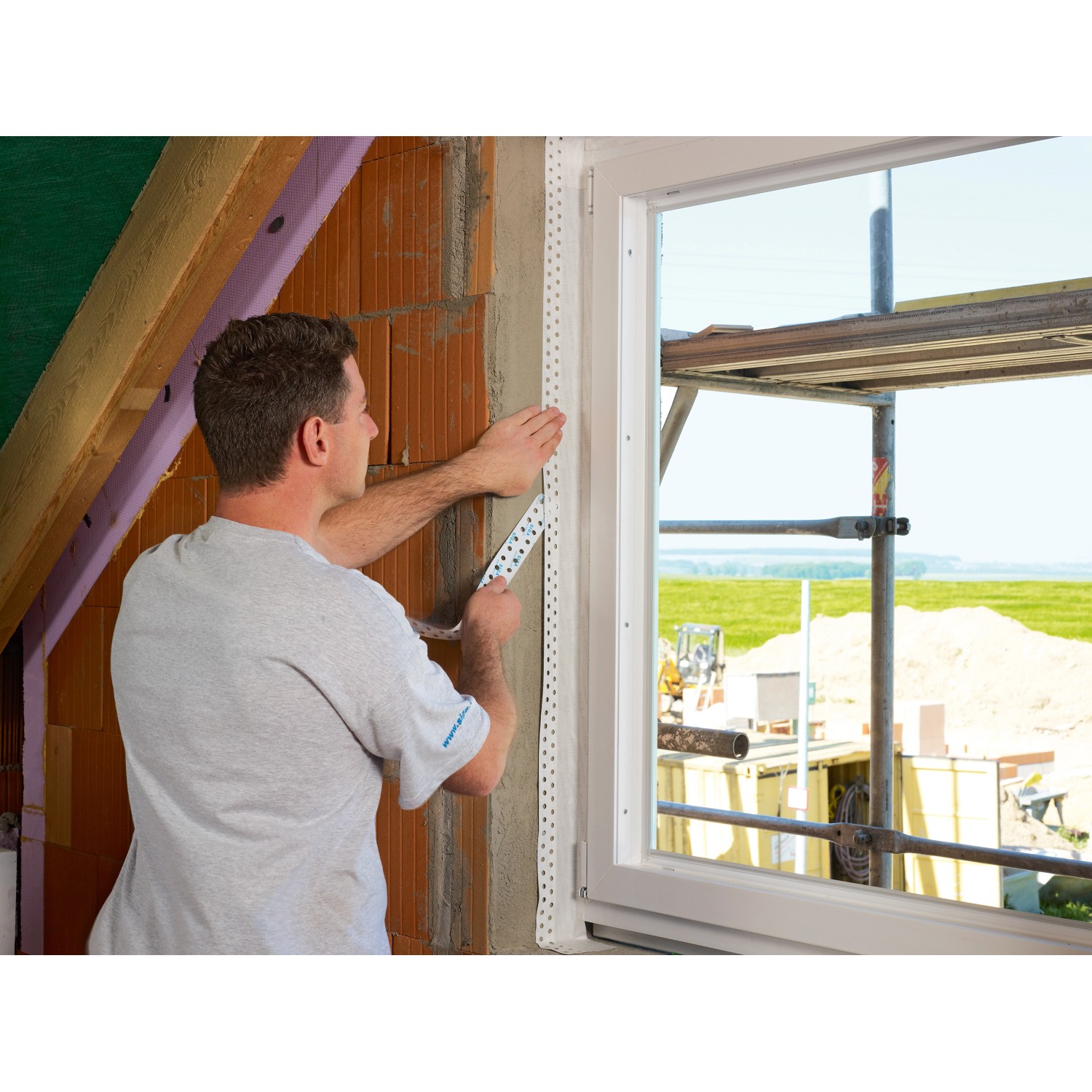 Anwendung von Siga Fentrim 20 Klebeband am Fensterrahmen für luftdichte Dämmung.