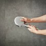 Hansgrohe Croma 100 Vario Handbrause mit 4 Strahlarten in Chrom wird von Händen gehalten.