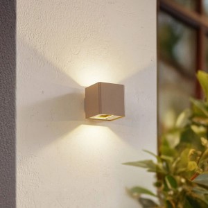 Moderne, creme-farbene Lucande LED Außenwandleuchte Aaron aus Aluminium. Spritzwassergeschützt.