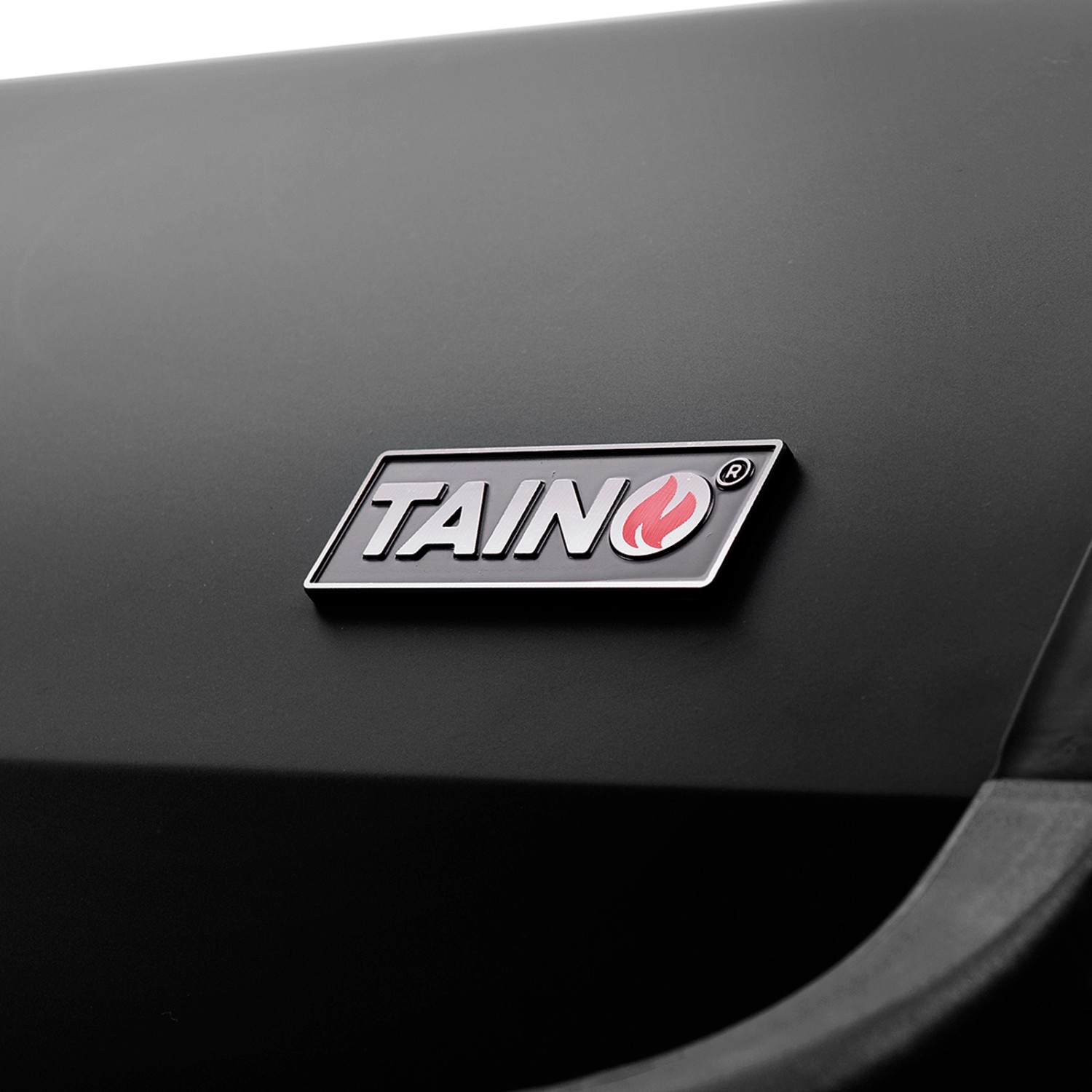 Detailaufnahme: Taino Red 4+1 Gasgrill, schwarze doppelwandige Haube mit Taino Logo.