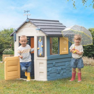 Smoby Spielhaus 4-Seasons mit Kindern, Wetterfahne, Regenmesser und Lerntafel im Garten.