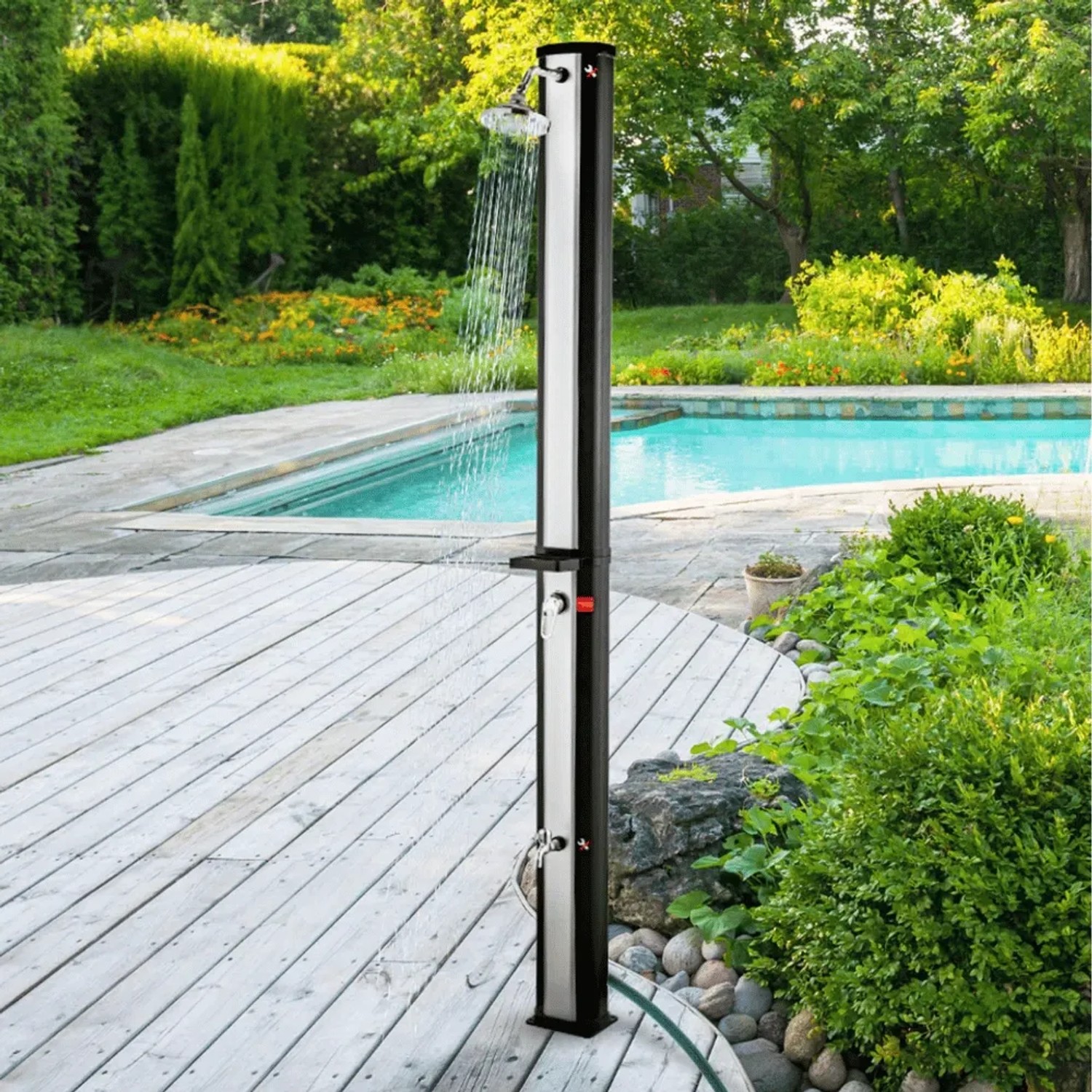 DELUKE Solardusche 40L im Garten mit Pool. Solar Gartendusche mit Wasserspeicher und Abdeckung.