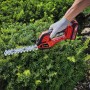 Einhell Akku-Gras- und Strauchschere GE-CG 18/100 Li T-Solo beim Schneiden einer Hecke.