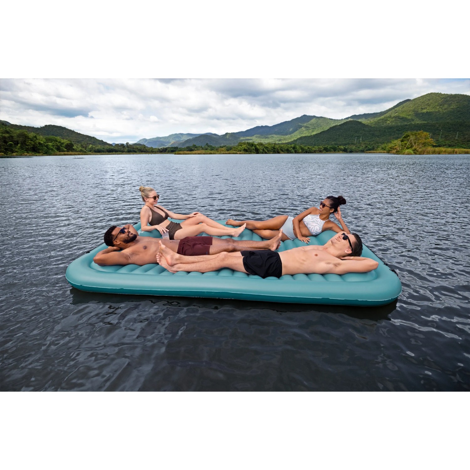 Bestway Hydro Force Floating Platform Sun Soaker für 4 Personen auf dem Wasser.