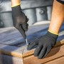 Hände mit LUX Arbeitshandschuhen Green Glove Gr. 10 bei Montagearbeiten mit Schraubendreher.