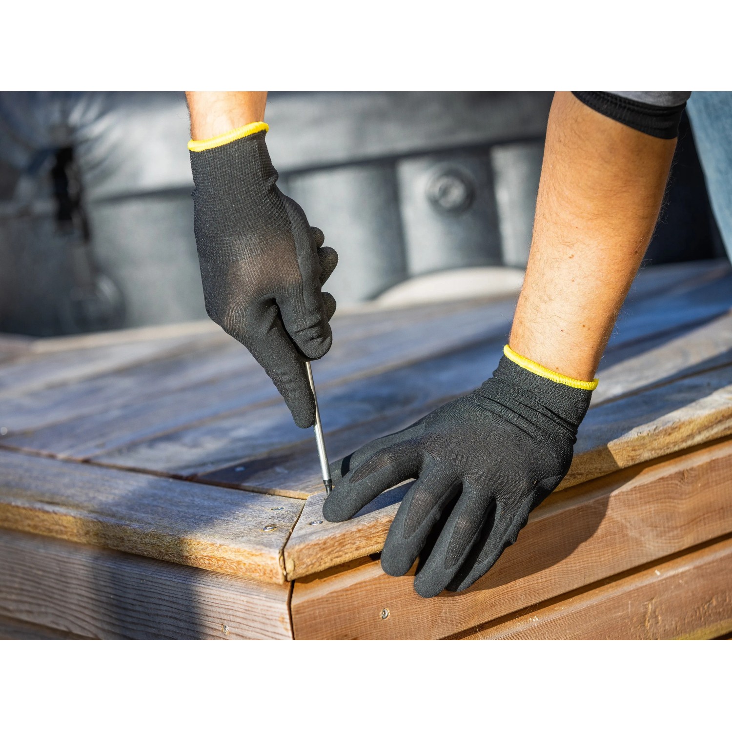 Hände mit LUX Arbeitshandschuhen Green Glove Gr. 10 bei Montagearbeiten mit Schraubendreher.
